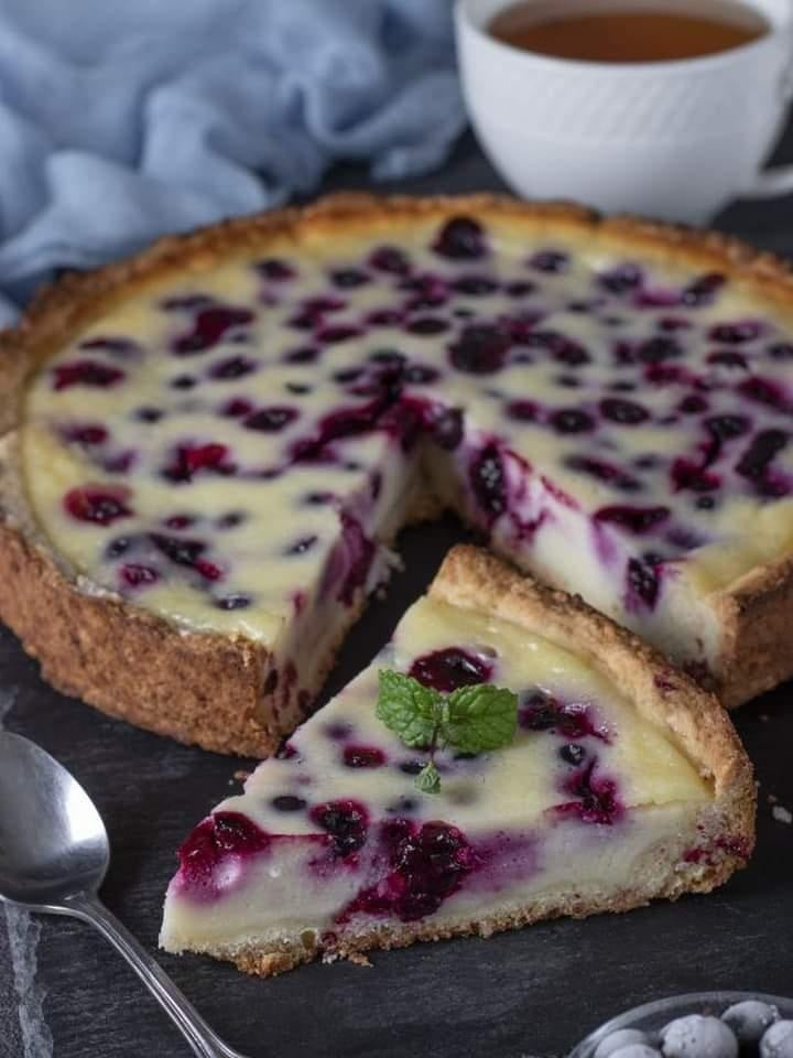 Cheesecake with berries.