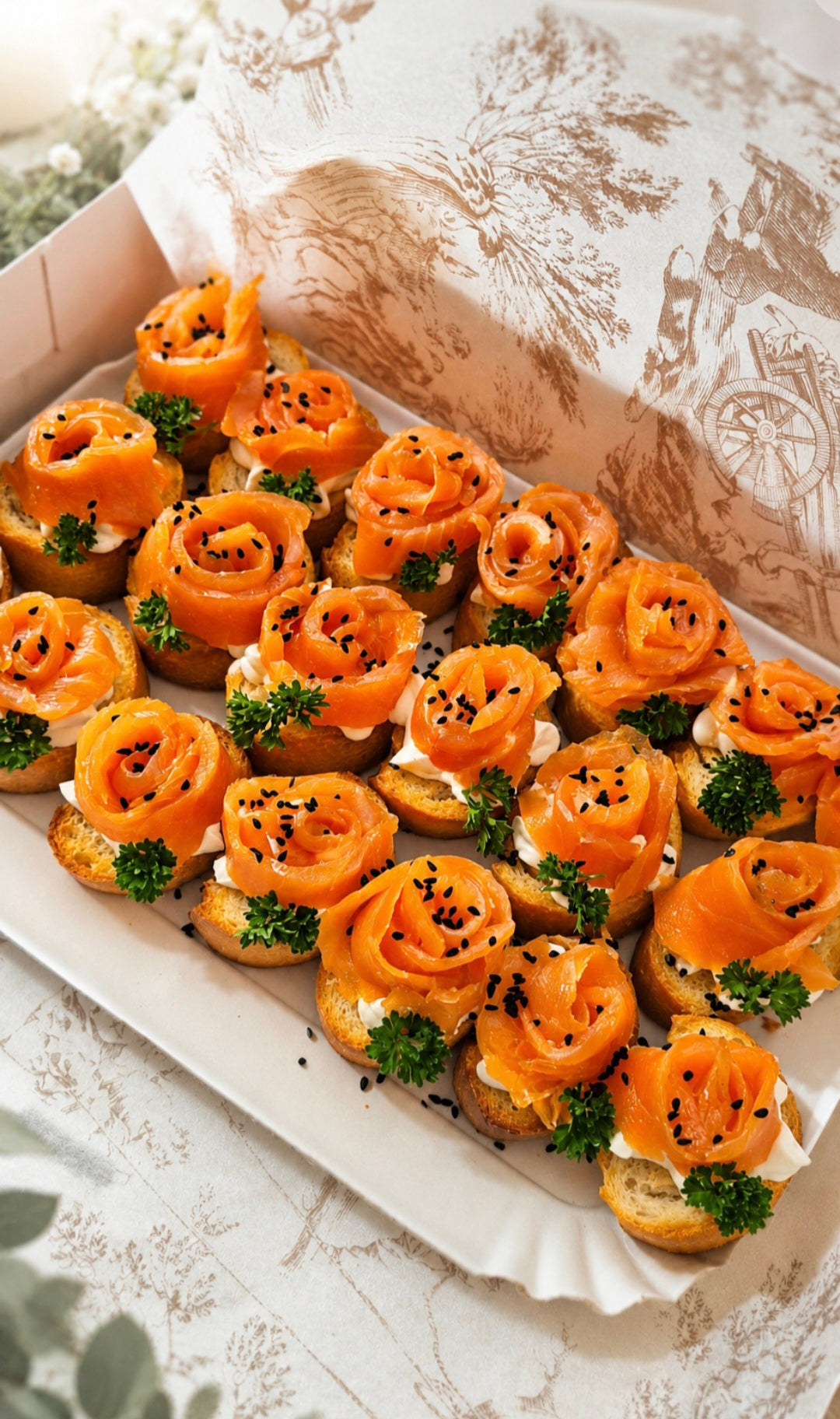 Mini crostini au saumon et fromage à la crème. 24 pièces