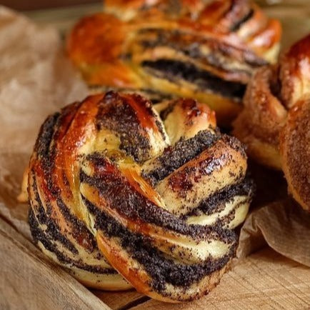 Sweet braided buns with poppy seeds (1 pc.)