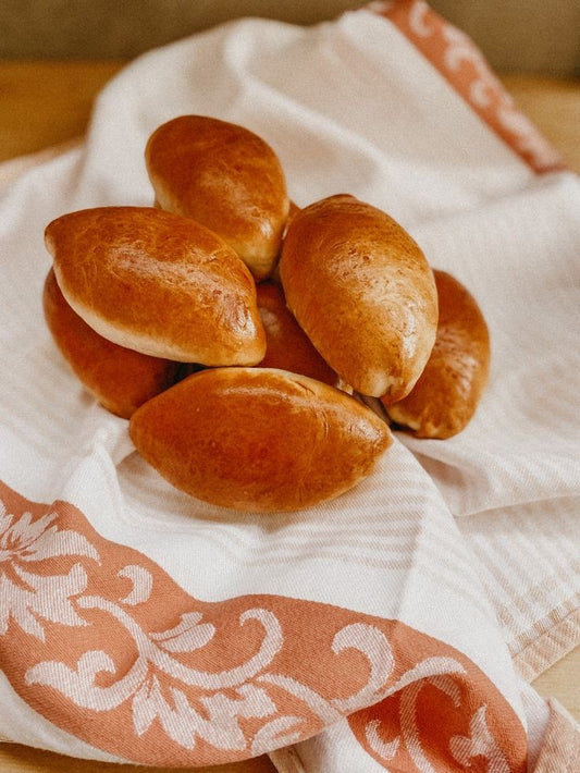 Pies with egg and green onions. 1 pc.